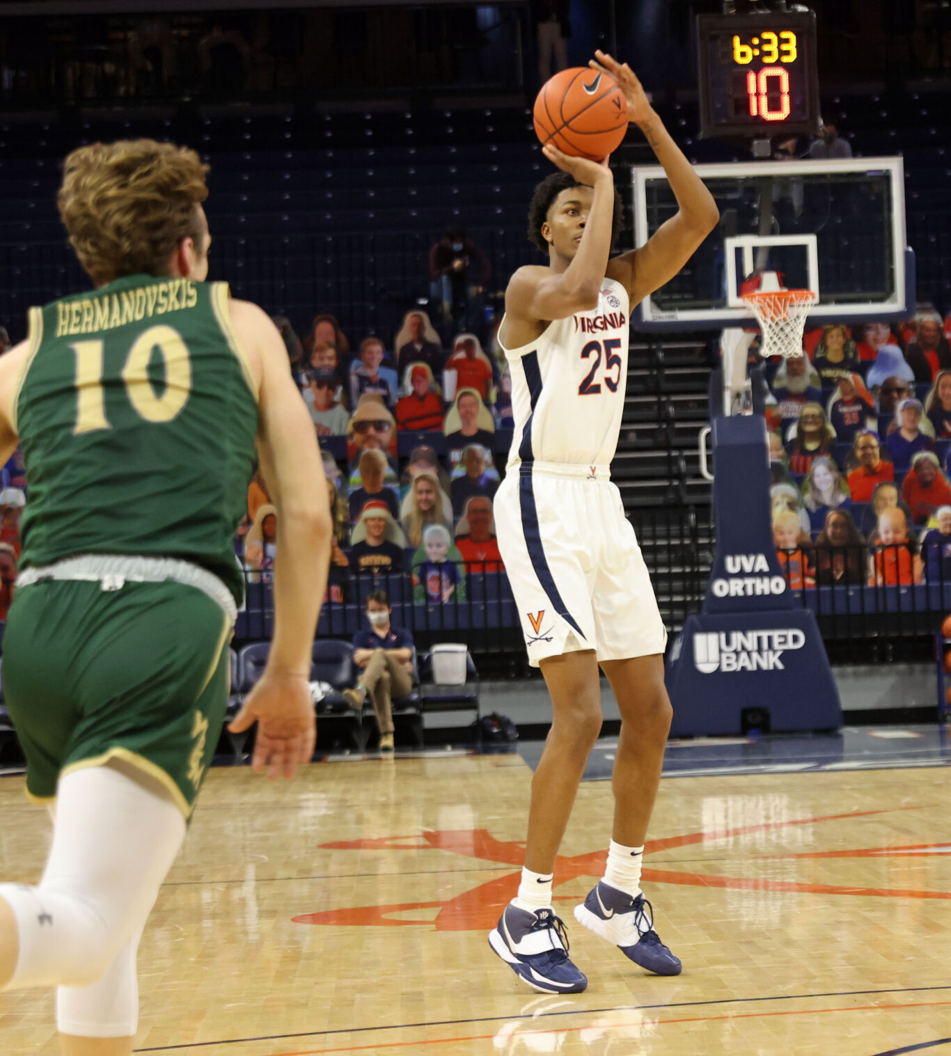 122220-cdp-sports-uva-mbball338.JPG